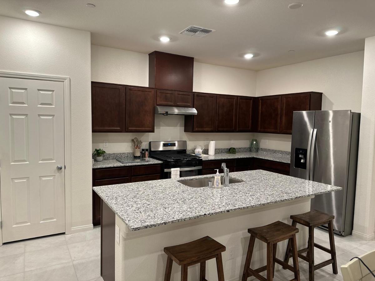 Beautiful Brand New 2 Bedroom Vegas Home! Fits 12 Or More,15-20 Minutes From Lv Strip Las Vegas Eksteriør billede